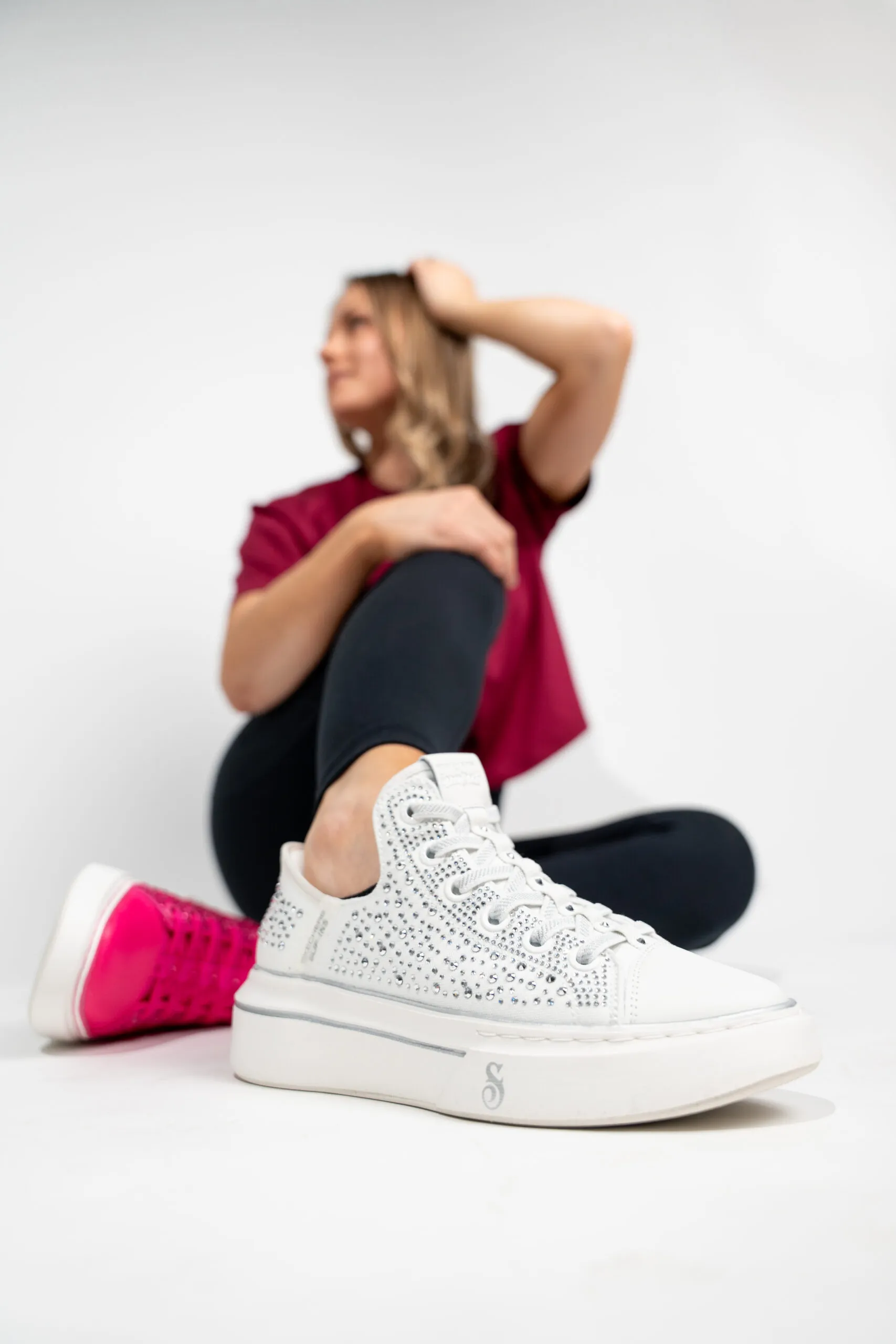 Valkoinen Skechers-kenkä
